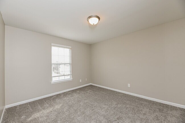 Building Photo - 163 Lyndhurst Dr