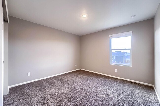 Building Photo - Gorgeous 4 bed, 3 bath, loft and an office!