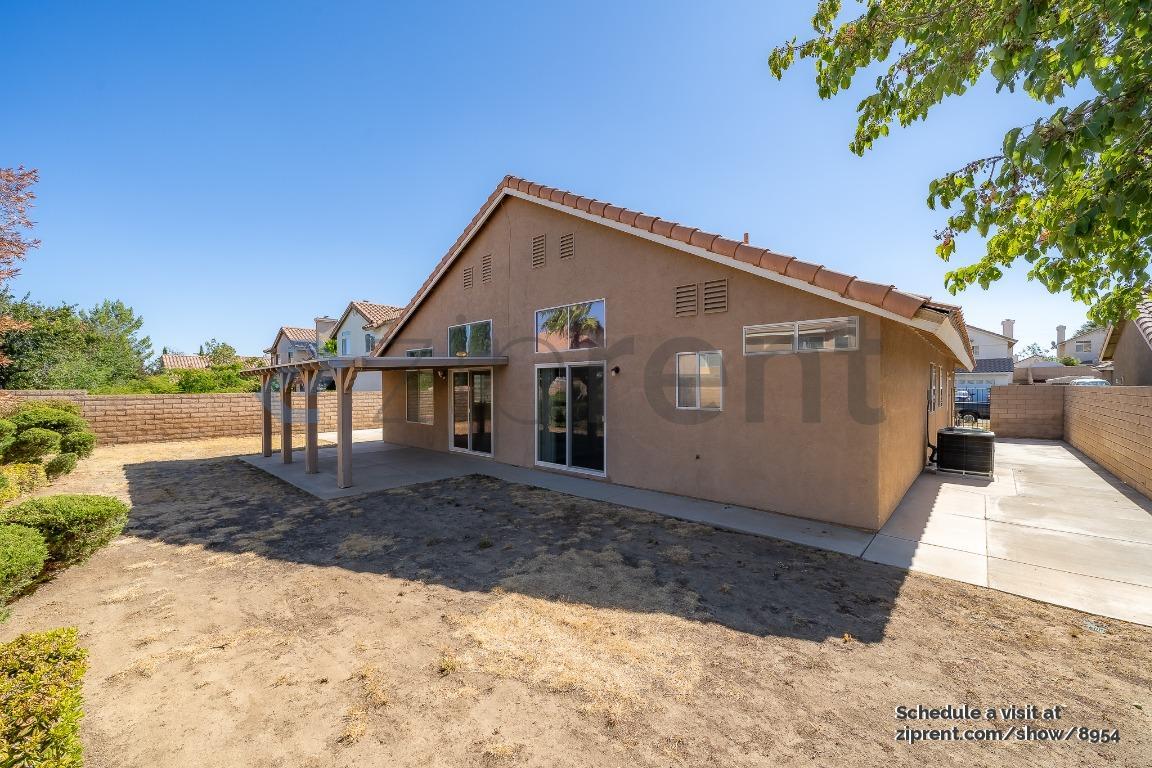 Building Photo - 39821 Milan Dr
