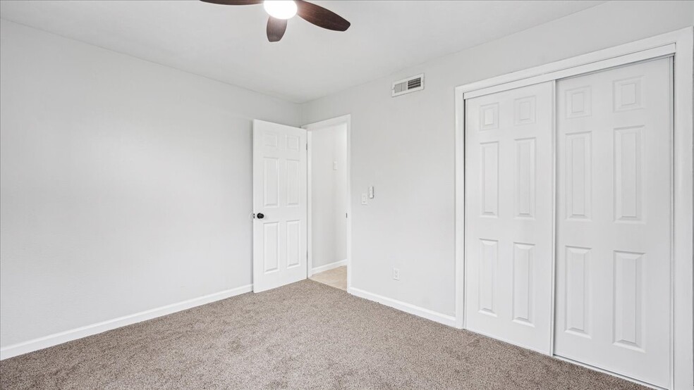 Building Photo - 4800 Key Largo Dr W