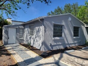 Building Photo - 325 SW 14th Ct