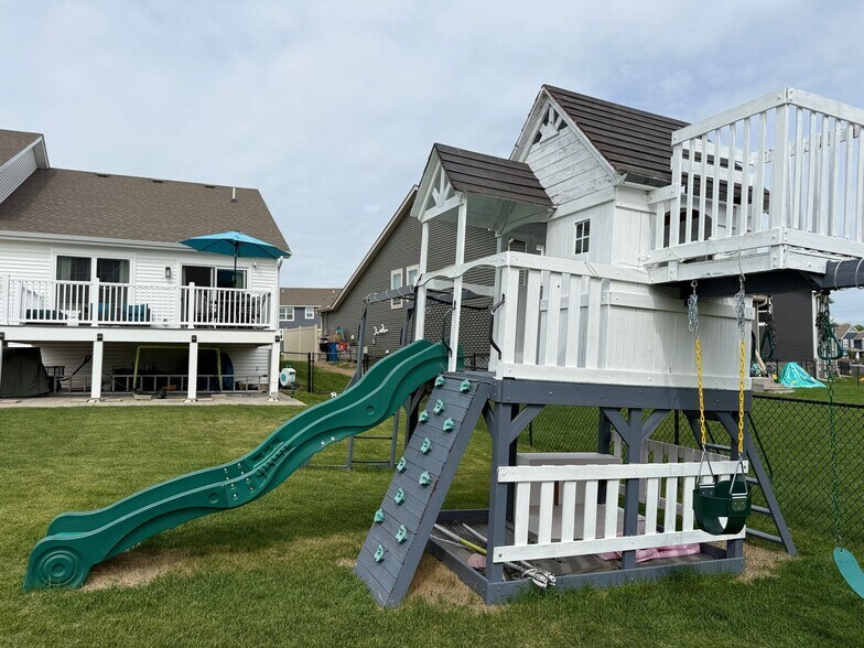 Building Photo - 14250 Cheshire Ln N