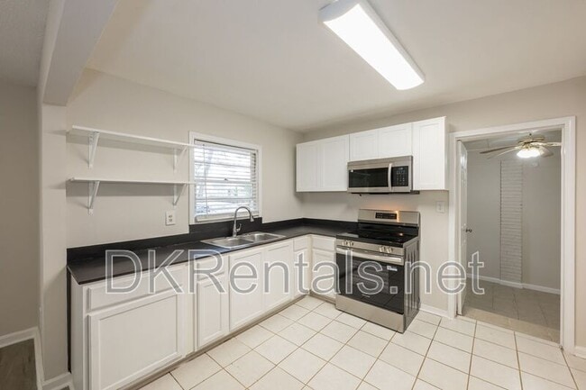 Building Photo - 2058 River Rd