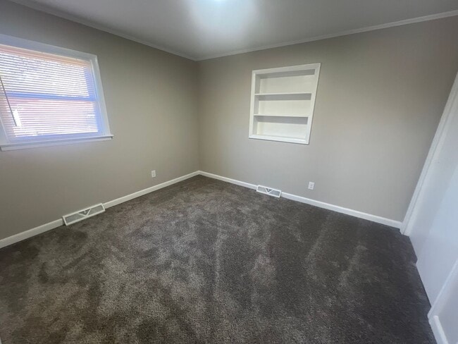 Building Photo - Welcome to this charming 3-bedroom, 1.5-ba...