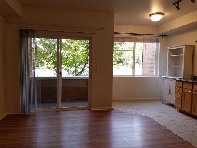 Building Photo - 0bd/1ba Sammamish Condo