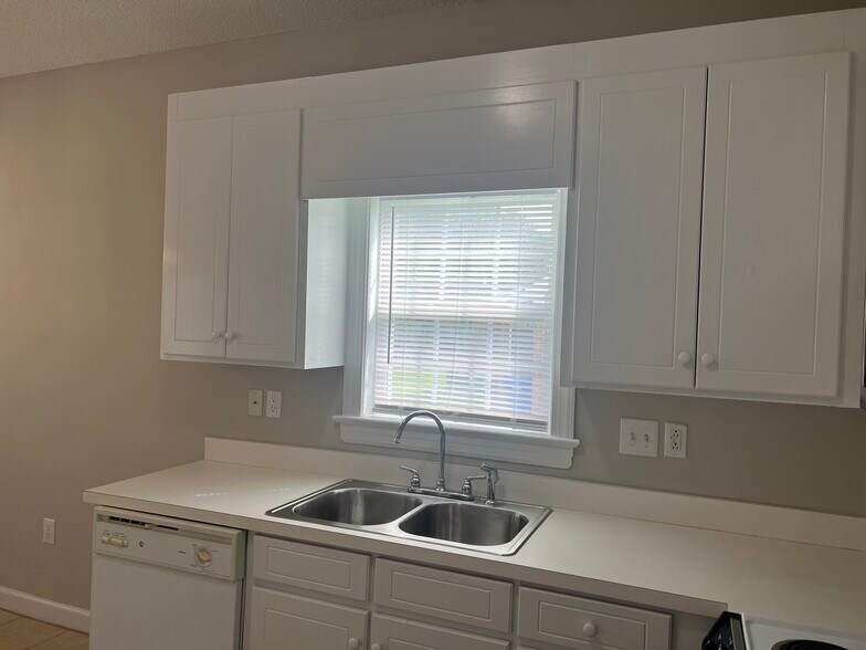 Building Photo - 3320 Whitlock Dr N