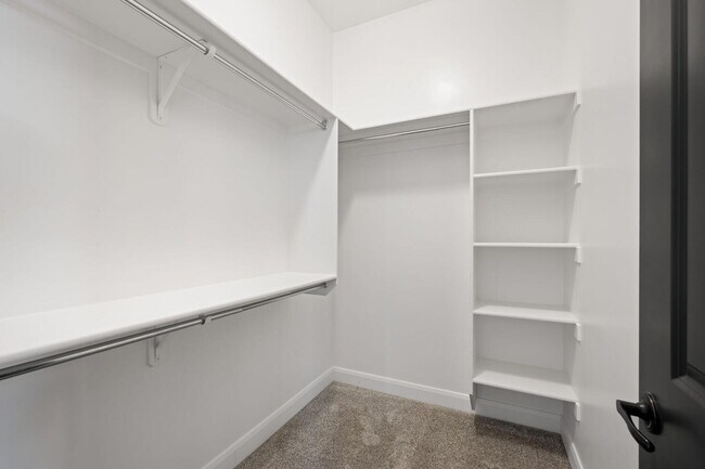 Building Photo - 6 Bed, 4 Bath with RV Parking and No HOA in Sycamore — Available Now!