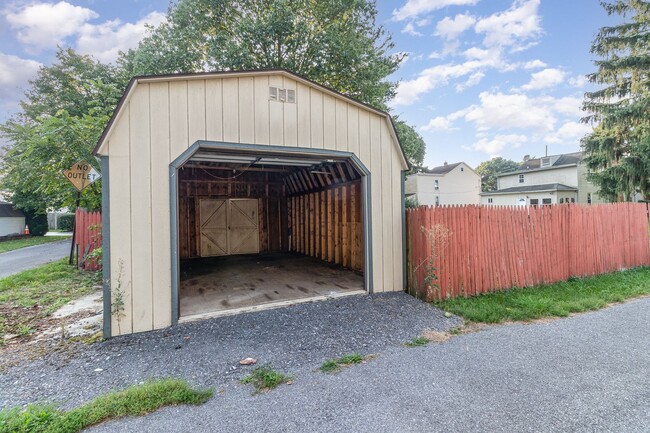 Building Photo - 3-bedroom, 2-bathroom traditional home in ...