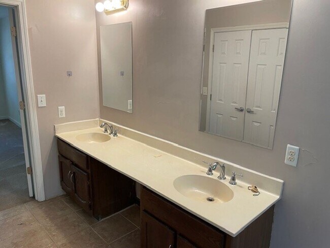 Building Photo - 145 Princeton Trce