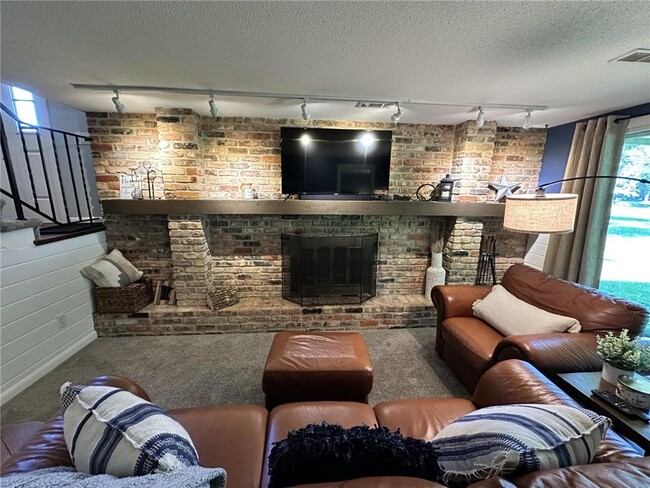 Building Photo - 7592 Zinnia Way N