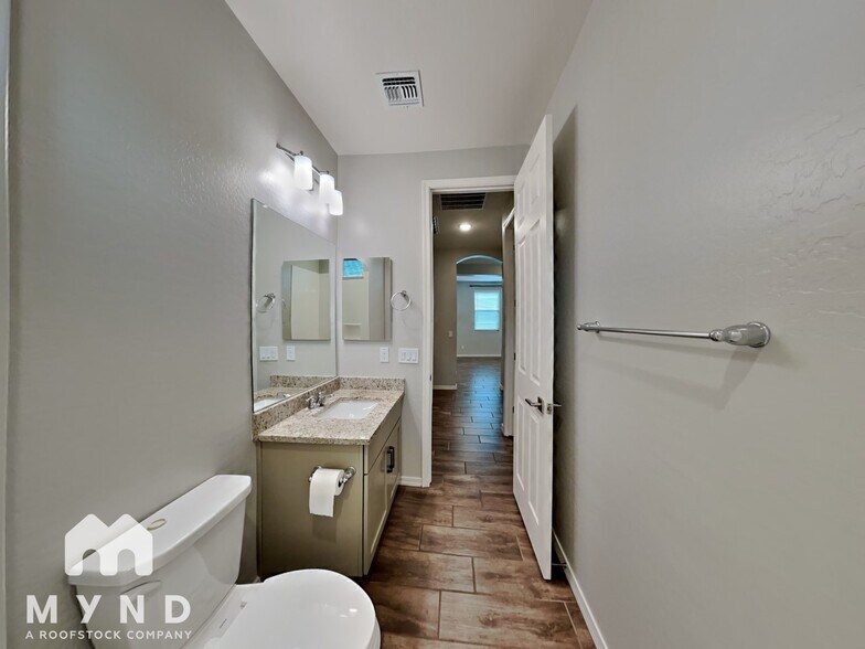 Building Photo - 15093 W Latham St