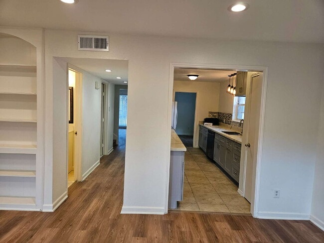 Building Photo - Fully Remodeled 3 Bed Home Near Galleria & Memorial Park - Utilities Included