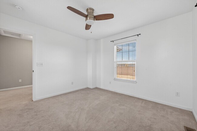 Building Photo - Amazing 3 bedroom home