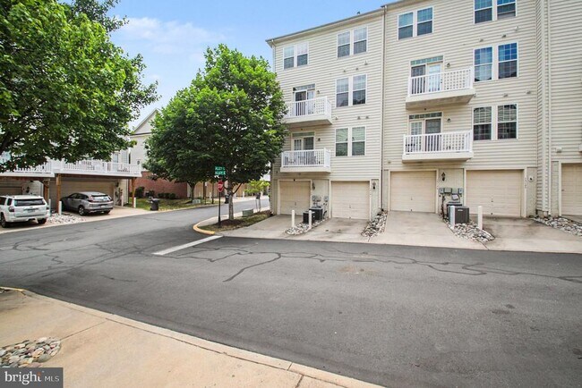 Building Photo - 15131 Leicestershire St