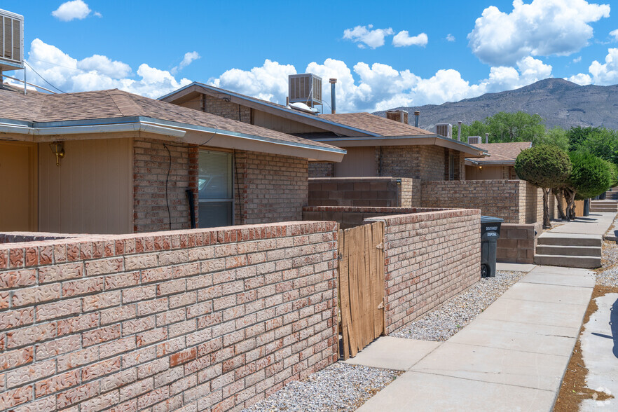 Building Photo - Los Arcos and Starlight Court