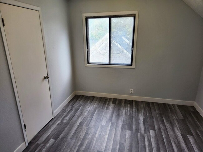 Building Photo - 1627 E Glenwood Dr