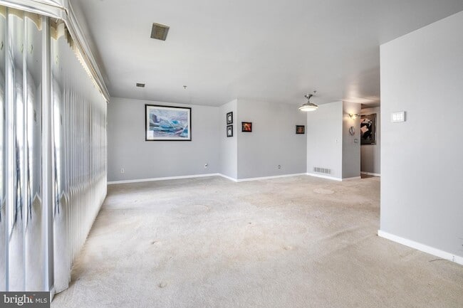 Building Photo - 5213 Le Parc Dr