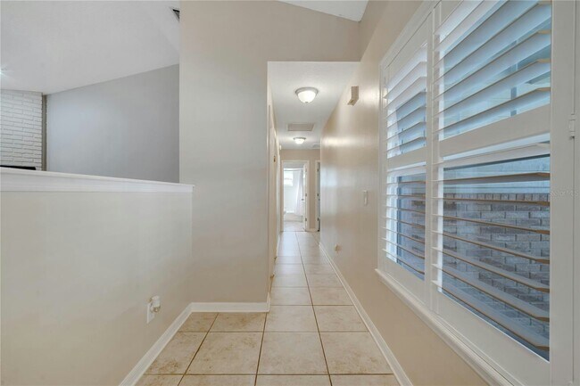 Building Photo - 755 Oak Terrace