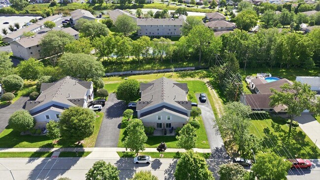 Building Photo - 16051 Laurel Dr