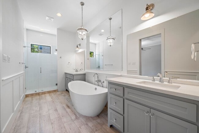 Building Photo - 819 Algregg St