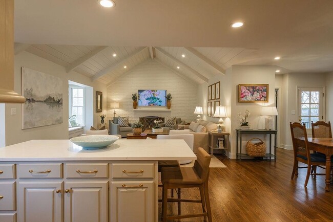 Building Photo - 3719 S Woodland Dr