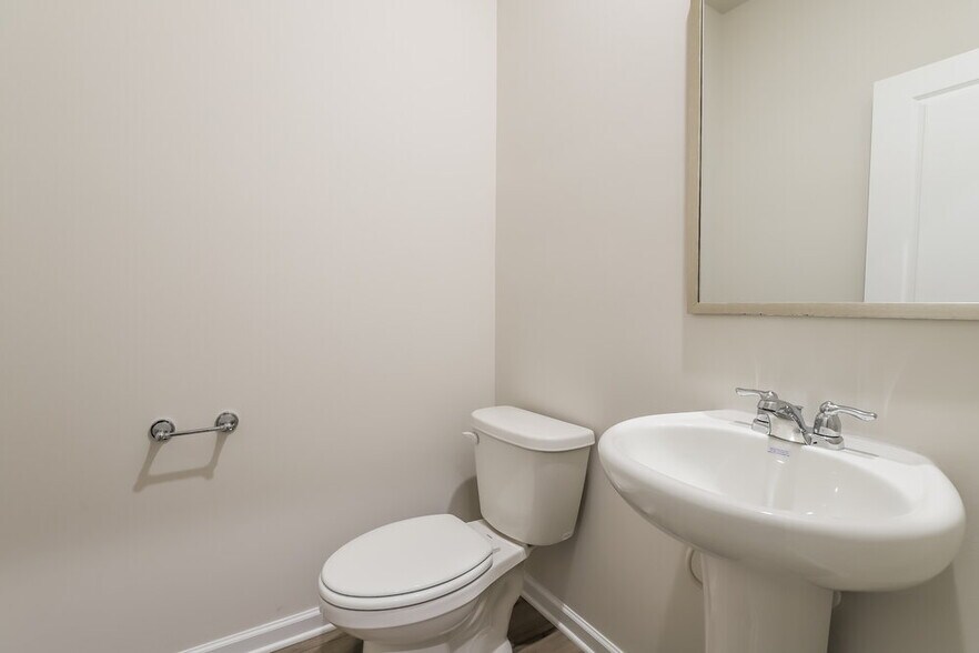 Building Photo - 323 Magnolia Dr