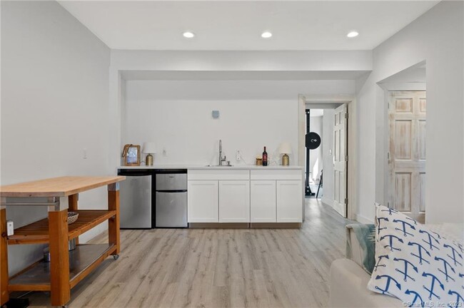 Building Photo - 80 Soundview Dr