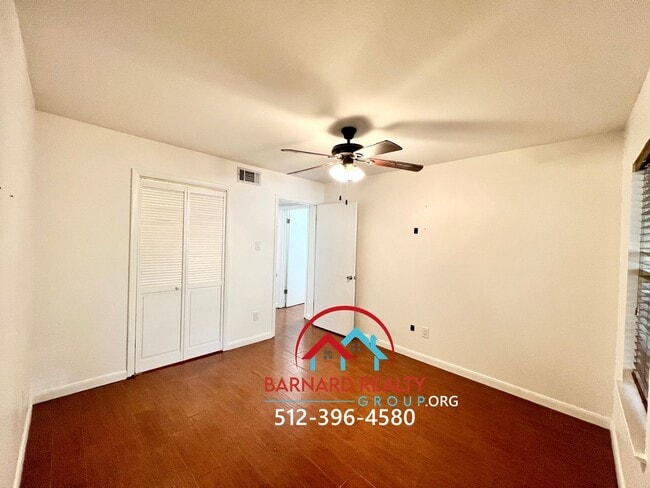 Building Photo - 402 N Fredericksburg St