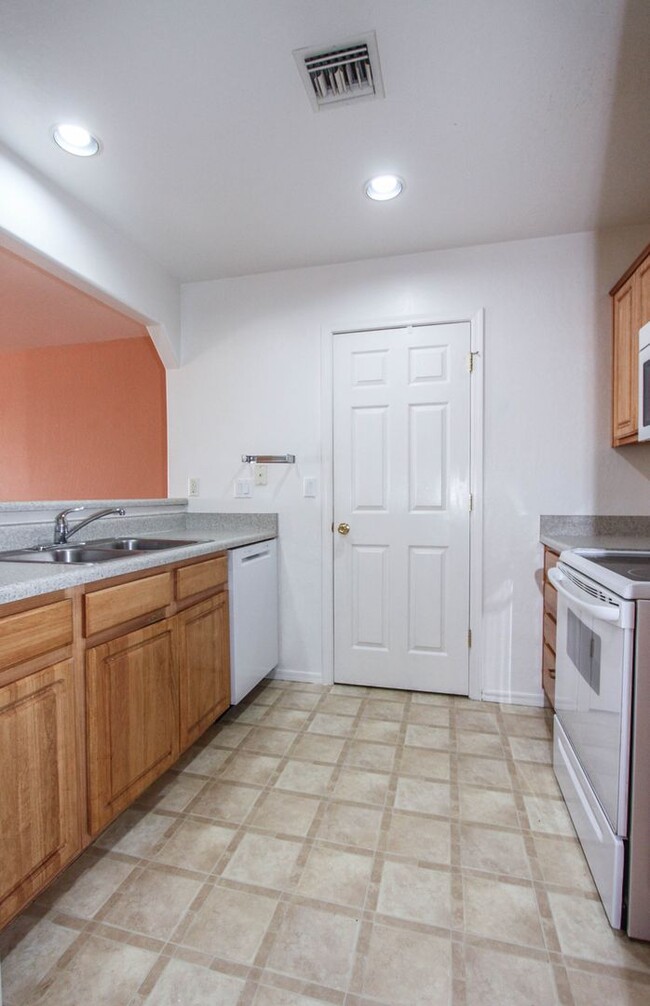 Building Photo - Three Bedroom Prescott Valley Duplex - APPLICATION PENDING