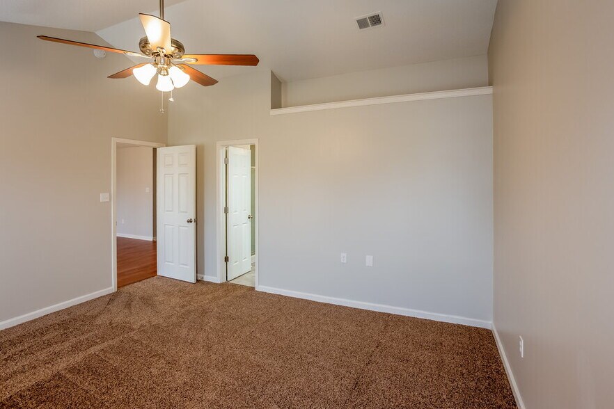 Building Photo - 1800 Sarah Ann Dr W