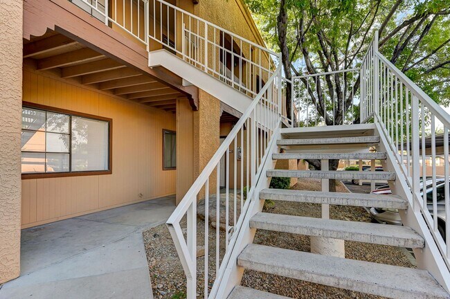 Building Photo - Charming 2 Bed 2 Bath!