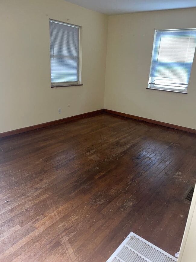 Building Photo - 3BR w/ 3-Season Room near North College Hill