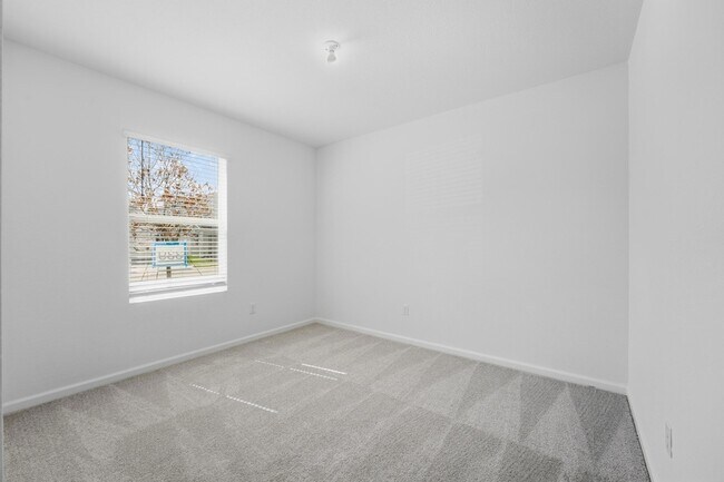 Building Photo - 10739 NW Moon Rise Ln