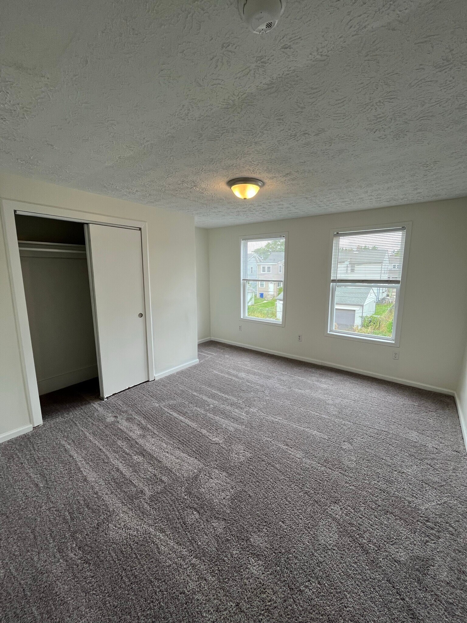 Building Photo - 565 E Deshler Ave