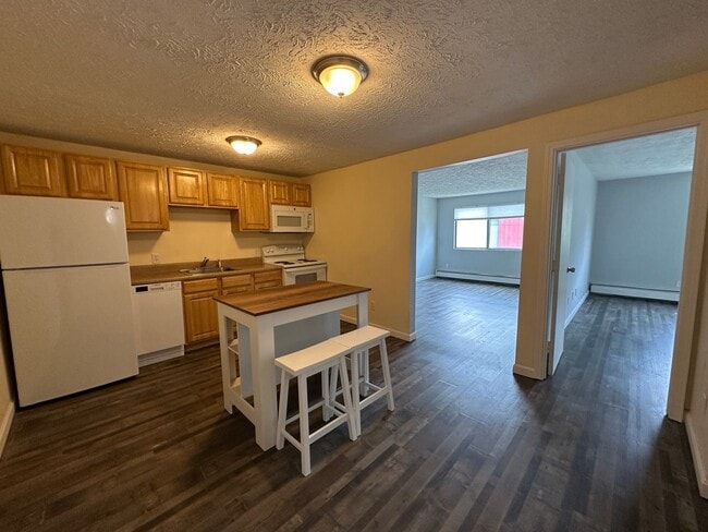 Primary Photo - Spacious 2 Bedroom, 1 Bathroom On The West...
