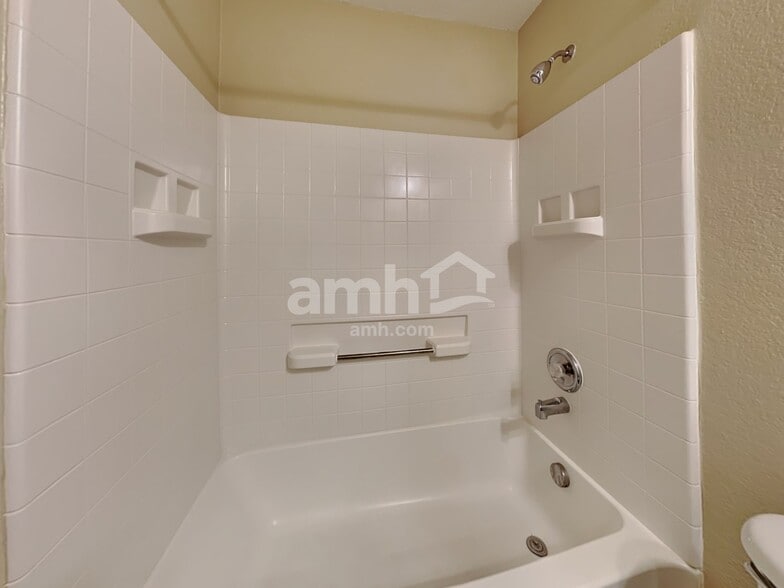 Building Photo - 2020 Fairview Dr