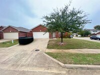 Building Photo - 1923 Pin Oak Ln