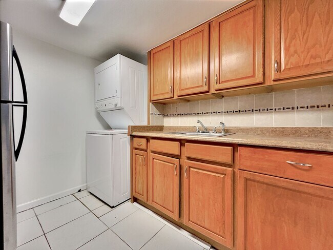 Building Photo - 865 Sky Lake Cir