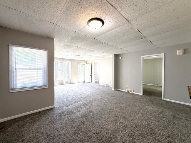 Building Photo - Easy to Maintain 2 Bed Home with Attached Garage