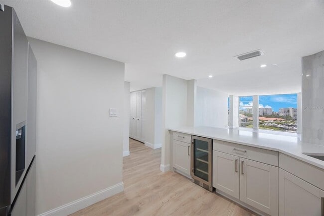 Building Photo - 7400 Sun Island Dr S