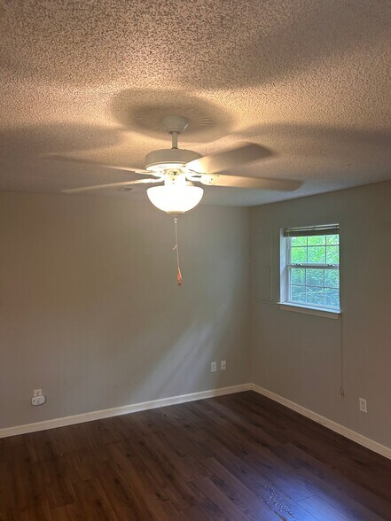 Building Photo - 183 Holly Hill Rd