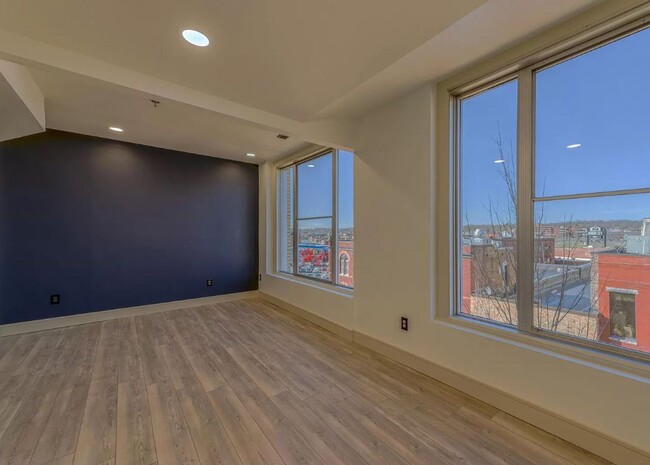 Building Photo - Fabulous 3/3.5 Downtown Loft w/ bonus room...