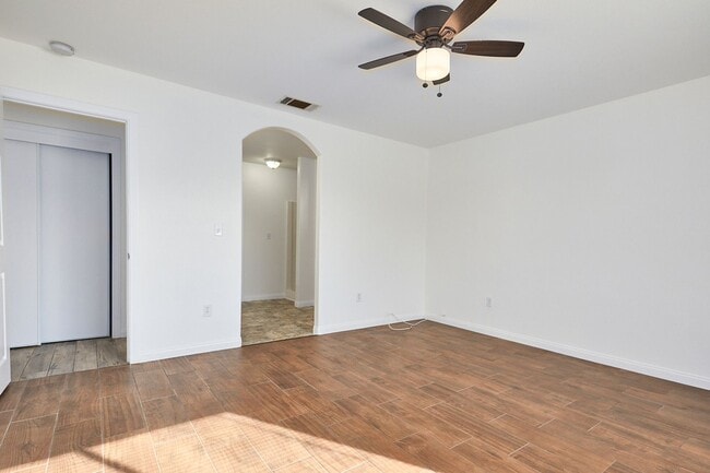 Building Photo - 3 BEDROOM BARSTOW HOME