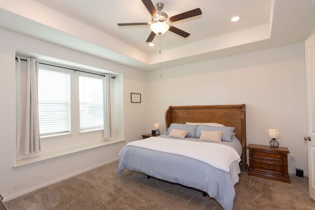 Building Photo - 501 Sixpence Ln
