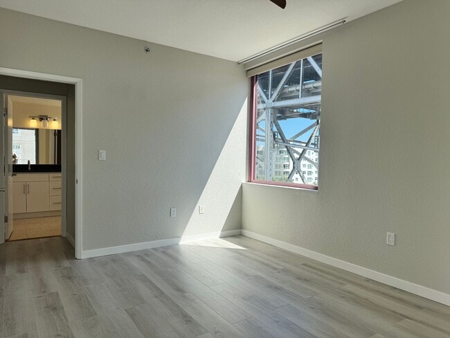 Building Photo - Newly Remodeled 1 Bed, 1 Bath Condo with O...