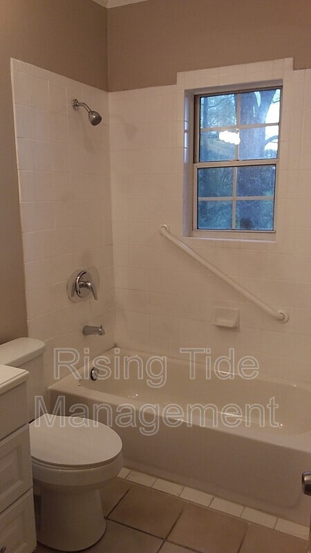 Building Photo - 200 9th Ct W