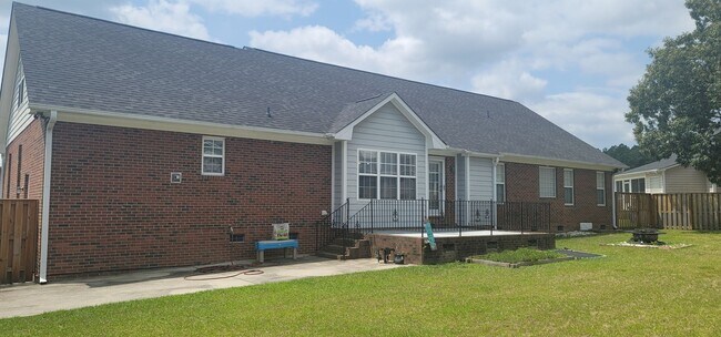 Building Photo - Beautiful 3 Bedro Brick Ranch Home w/ Bonus Room- Minutes from Interstate and Close to Shopping.