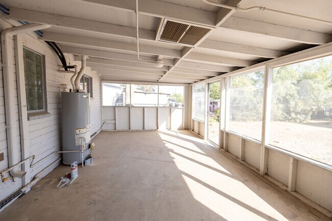 Building Photo - Don't miss your chance on this Marana gem!...