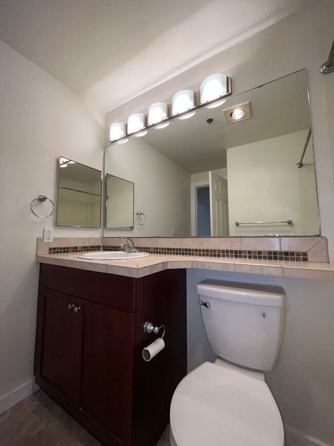 Building Photo - 039 - 2 bed, 2 bath condo minutes from Red...