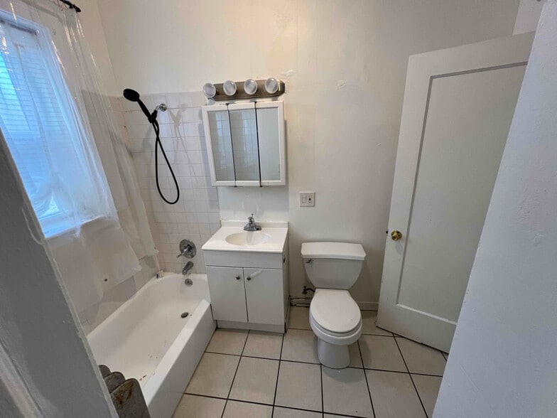 Building Photo - 7931 S Manistee Ave